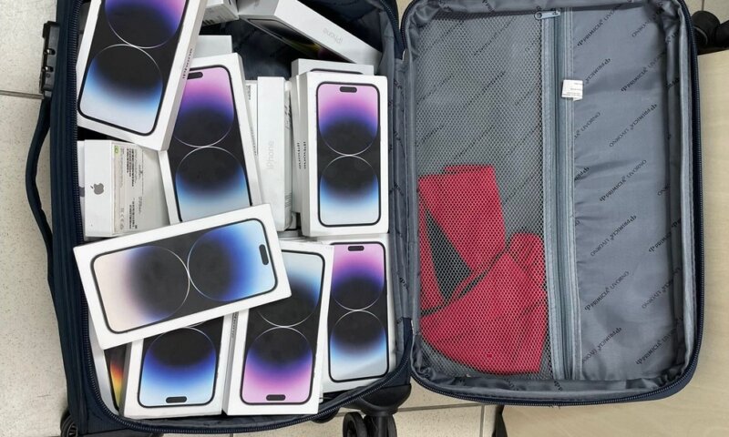 Três pessoas são presas transportando 112 iPhones sem nota fiscal em aeroporto