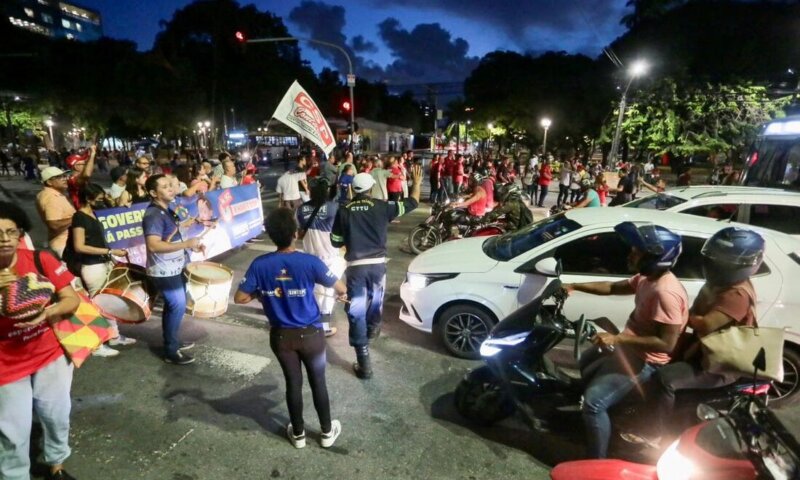 “Educação na rua; Raquel, a culpa é sua”: professores de Pernambuco protestam por reajuste do piso