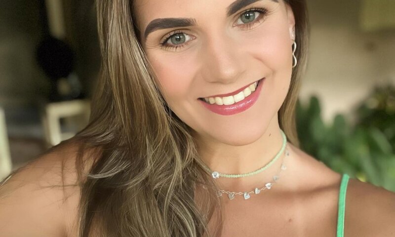 Influencer tem quase 30% do corpo queimado após churrasqueira explodir