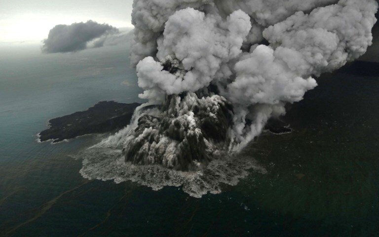 Vulcão indonésio Anak Krakatoa entra em erupção