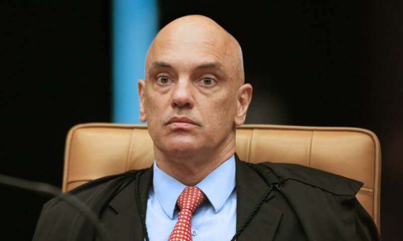 Alexandre de Moraes manda PF investigar R$ 17 milhões em Pix a Bolsonaro