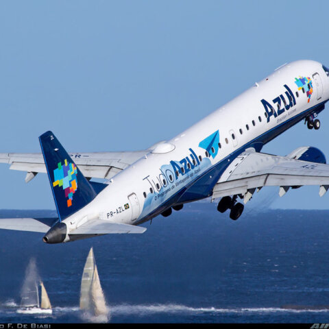 Voo da Azul faz pouso de emergência em Brasília após suspeita de bomba