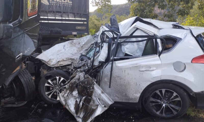 Trágico acidente entre carro e caminhão deixa cinco mortos na BR-135