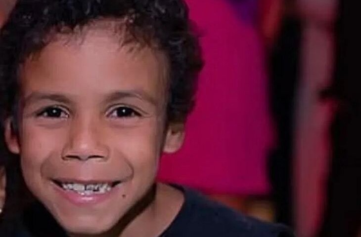 Menino de 7 anos morre espancado após pegar comida na geladeira