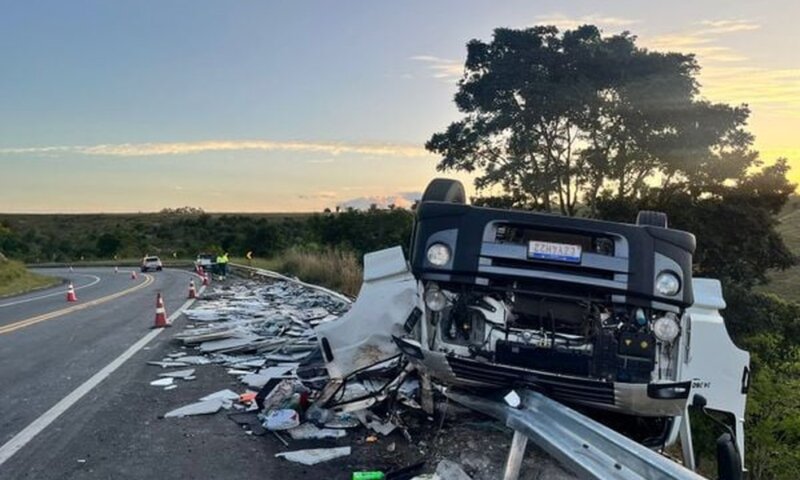 Em veículos diferentes, pai perde filho de vista na BR-101, retorna e encontra jovem morto