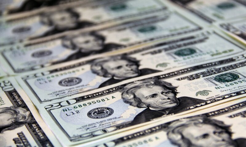 Dólar engata 5ª queda consecutiva e fecha a R$ 4,80