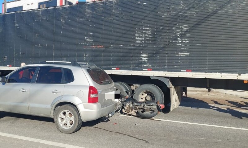 Acidente na BR-101:Motociclista bate em carro, cai, é atropelado por caminhão e morre