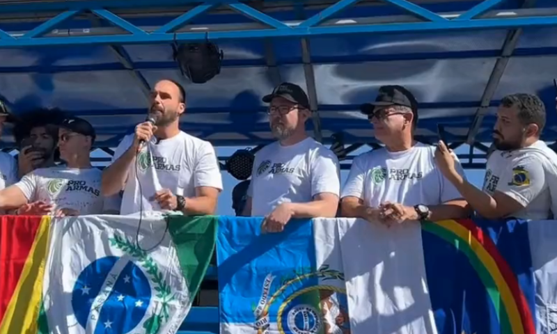 Eduardo Bolsonaro compara ‘professor doutrinador’ a traficantes em ato pró-armas