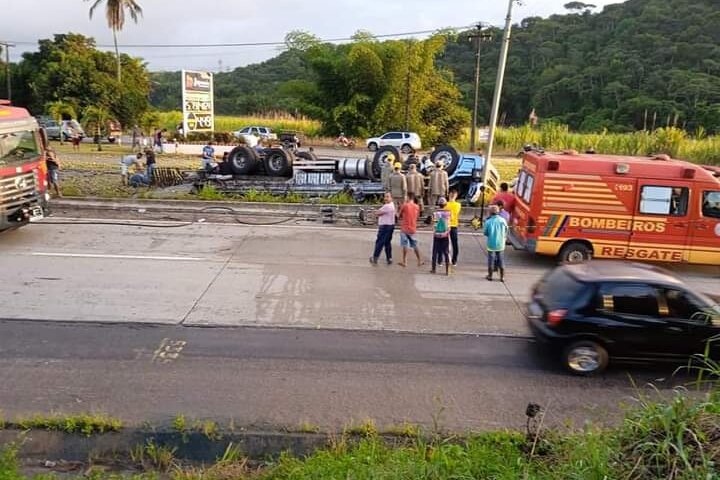 Caminhoneiro morre após capotar e carga do caminhão é saqueada na BR-101 em Palmares