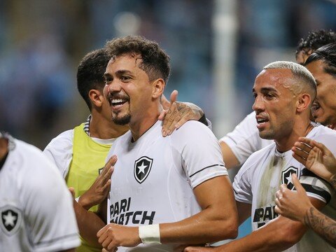 Botafogo bate o Grêmio e abre 10 pontos na liderança