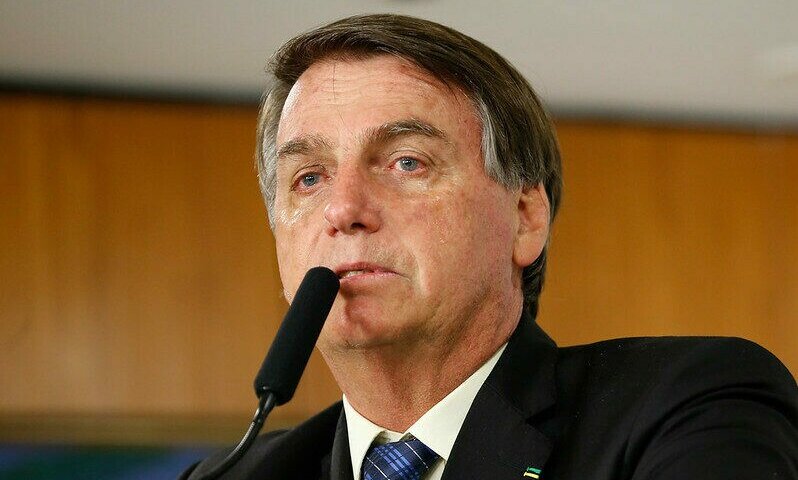 Bolsonaro chora ao ver médico que o operou após facada