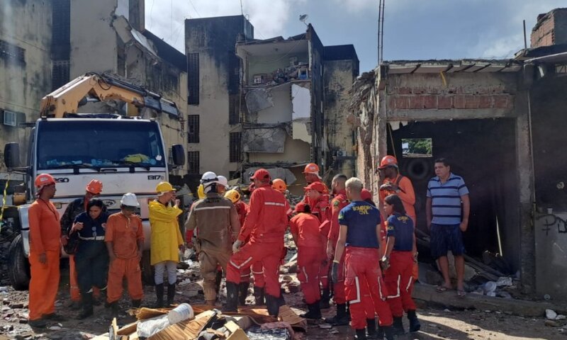 Corpos de mãe e dois filhos são encontrados abraçados em cama; sobe para 14 número de mortos