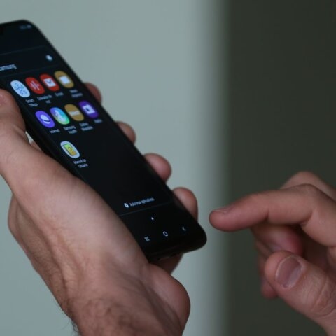 Professor é afastado suspeito de pedir fotos íntimas de alunos em troca de dinheiro