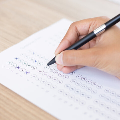 Secretarias de Administração e de Saúde abrem seleção; remunerações variam de R$ 1.860,00 até R$ 3.825,00