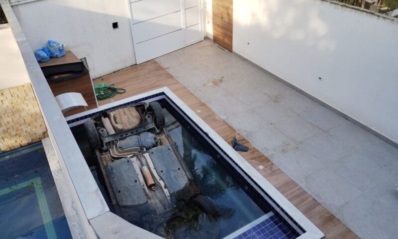 Jovem de 22 anos morre afogada após carro cair dentro de piscina de casa alugada