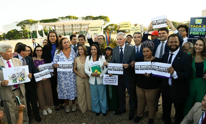 Governistas celebram fim da CPMI dos Atos Golpistas e aprovam relatório final, que pede indiciamento de Bolsonaro