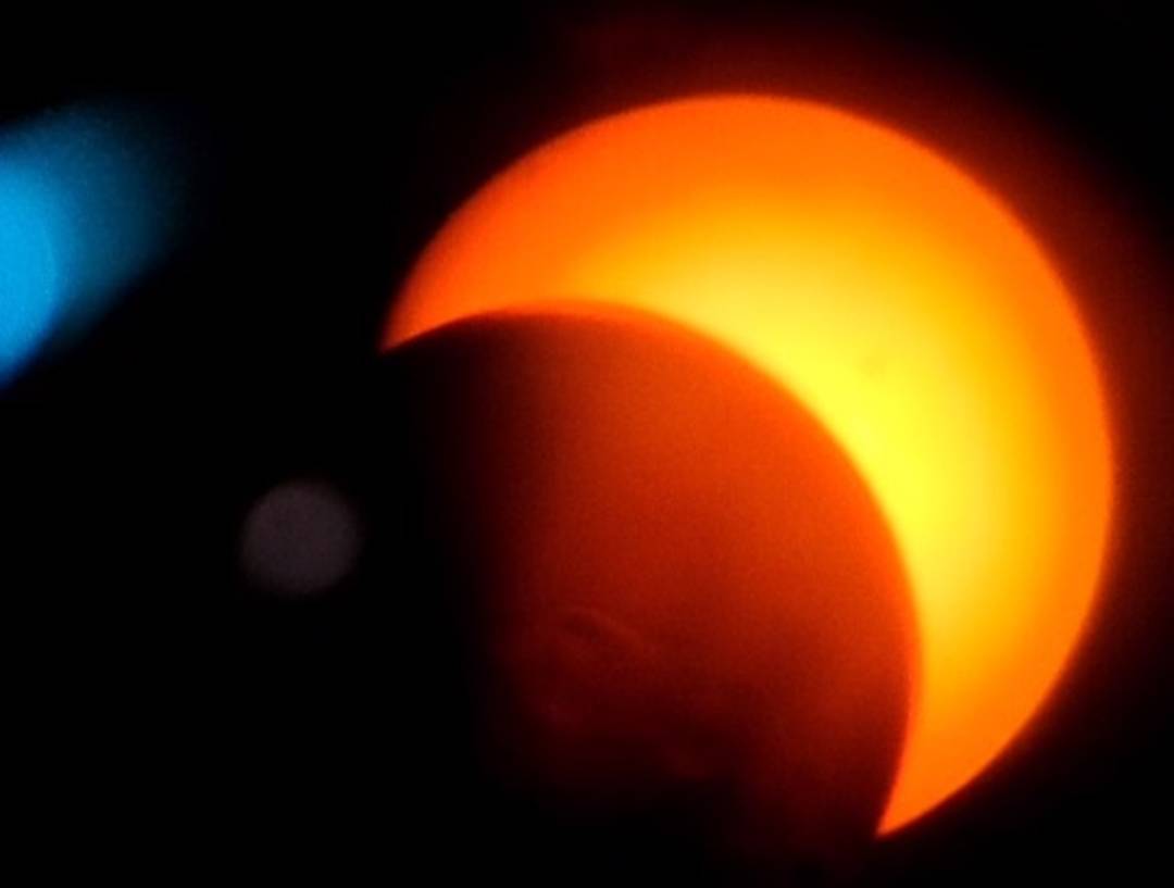 Assista ao eclipse solar anular ao vivo; fenômeno já é visto no Brasil