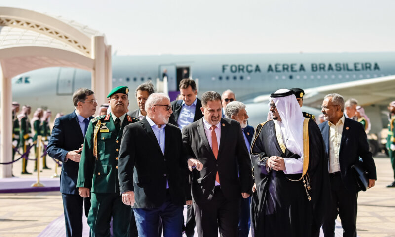 Lula chega à Arábia Saudita para reunião com príncipe