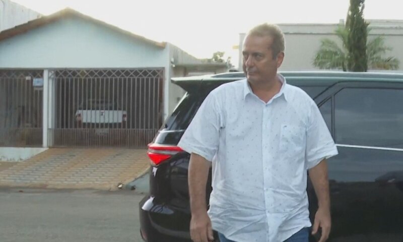 Prefeito que atirou 15 vezes na ex e no namorado se entrega à polícia