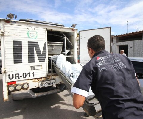 Homem mata pai e madrasta a facadas dentro de casa e é preso em Chã Grande,PE