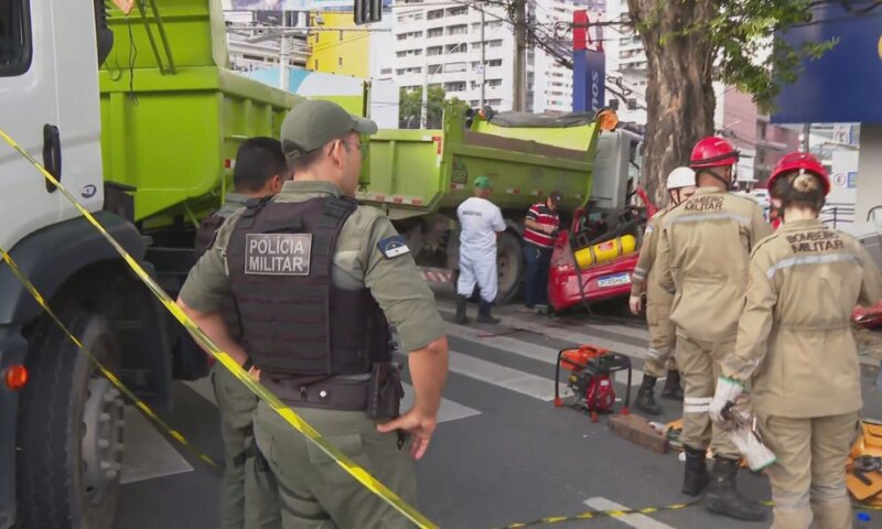 Acidente entre carro e caminhão da prefeitura mata duas pessoas