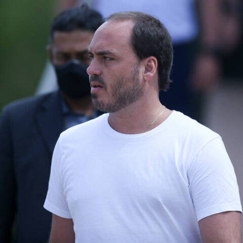 Carlos Bolsonaro critica Moraes e reclama de transferência do pai para Papudinha:’Tamanha maldade. Ambiente prisional severo’