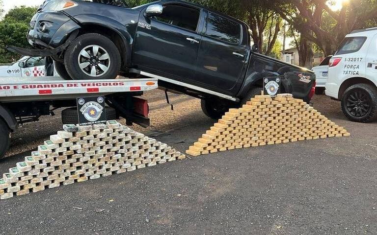 Agente da PRF é preso com mais de 300 kg de cocaína e crack dentro de uma picape Hylux