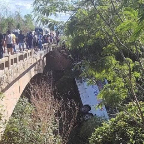 BR:116: Acidente envolvendo dois veículos mata seis pessoas e deixa dezenas de feridos