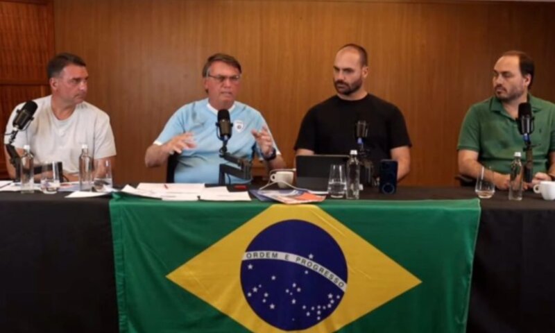 PF faz buscas em casa onde Jair Bolsonaro e filhos fizeram live; família deixou o local de barco antes da PF chegar