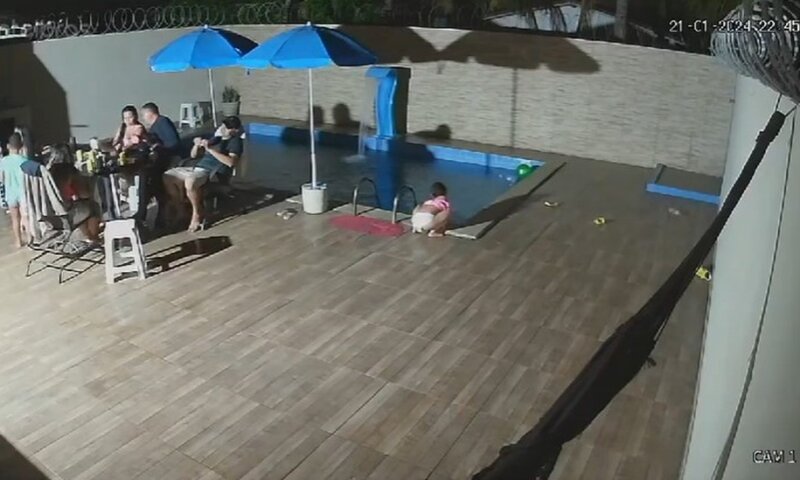 Menina de 7 anos entra em piscina sem adultos perceberem e morre após passar seis minutos submersa