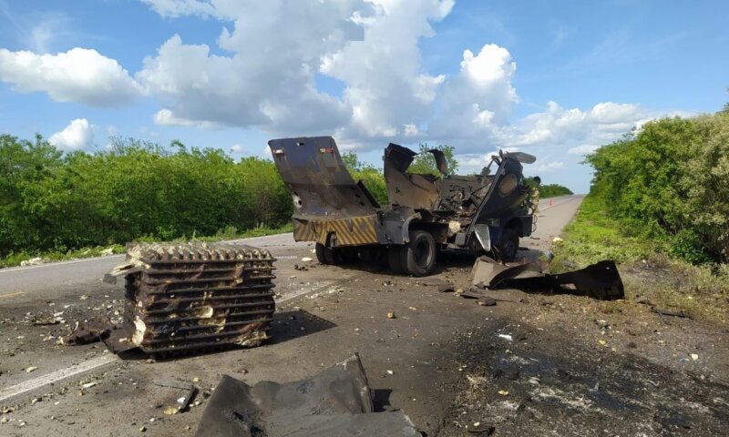 Quadrilha fortemente armada explode carro-forte no Sertão de Pernambuco