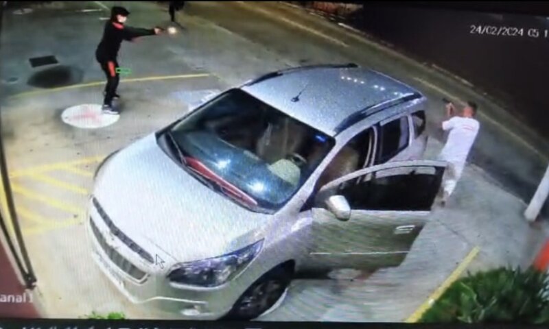 PM de folga e filha de 19 anos morrem após troca de tiros com criminosos em frente a farmácia