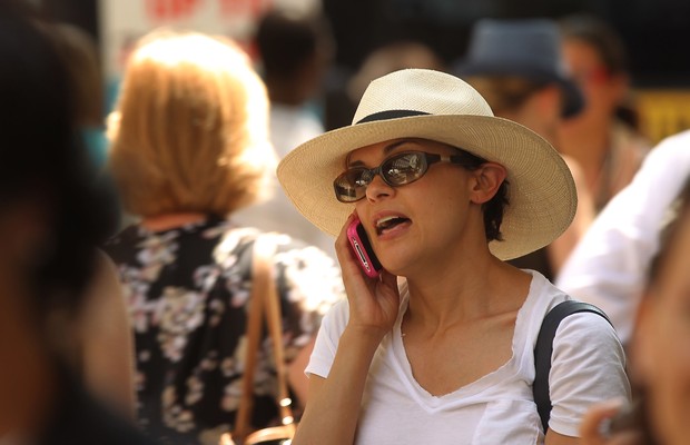 Quem nunca…? Para não conversar, 79% dos brasileiros já  fingiram usar o celular