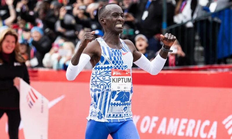 Recordista mundial na maratona, Kelvin Kiptum morre aos 24 anos