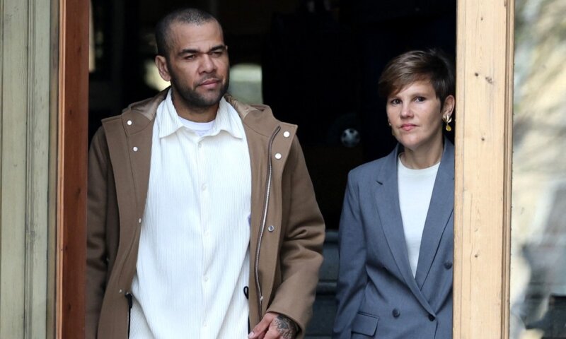 Três dias após ser solto, Daniel Alves se apresenta pela primeira vez ao tribunal