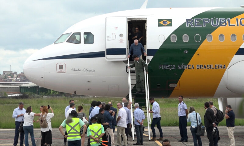 Lula desembarca em Caruaru, no Agreste, para agenda em Pernambuco