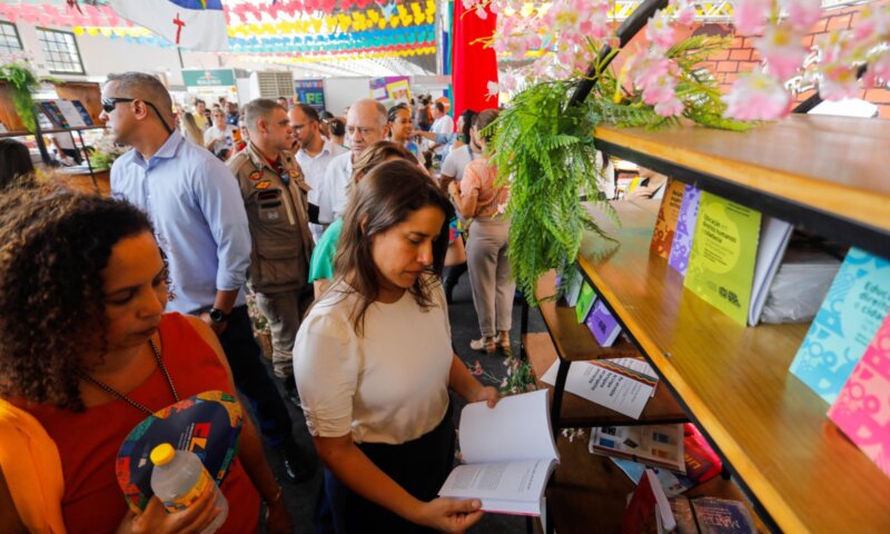 Lançado por Raquel Lyra, professores receberão mil reais para comprar livros em Circuito Literário