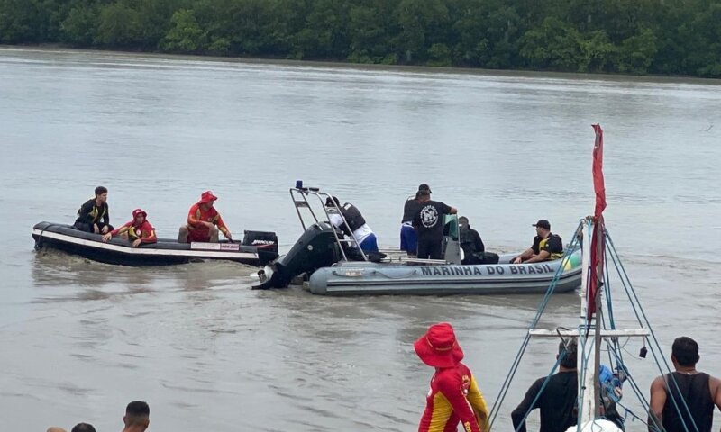 Policia Federal investiga se corpos achados em barco são de estrangeiros