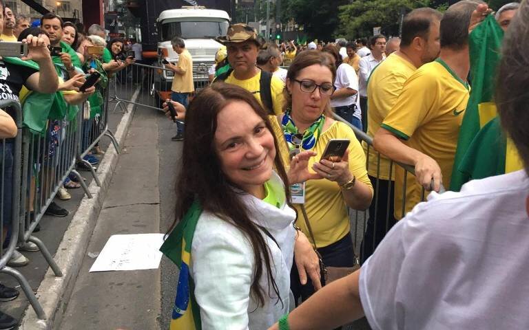 Regina Duarte publica fake news sobre enchentes no RS e Instagram sinaliza post: ‘Informação falsa’