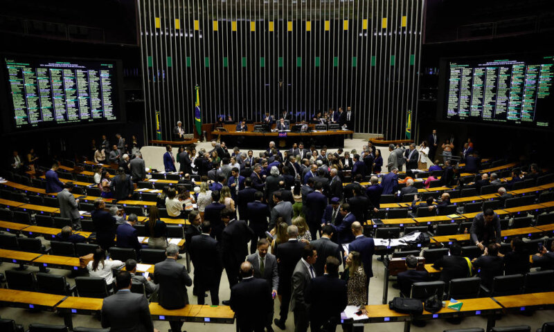 Congresso mantém veto  de Bolsonaro à punição de fake news em massa