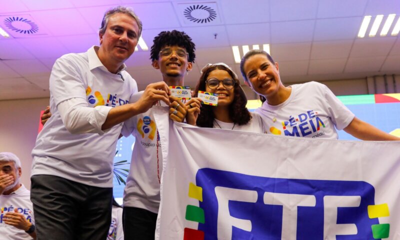 Em Pernambuco, programa Pé-de-Meia vai beneficiar mais de 177 mil estudantes do ensino médio