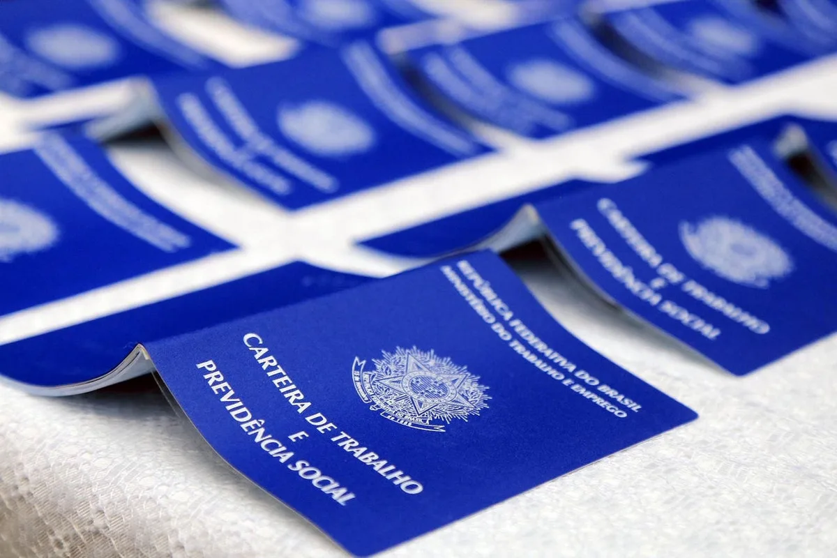 Taxa de desemprego cai para 5,2% em novembro, a menor da série desde 2012