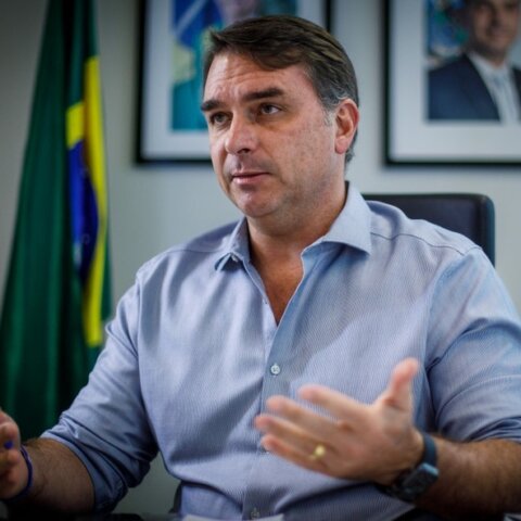 Flávio Bolsonaro diz que ‘preço’ para abrir mão da candidatura à Presidência começa com anistia: ‘‘Bolsonaro livre e nas urnas’’