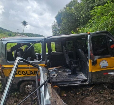 Motorista de van que seguia no sentido Recife-Interior colide com ônibus e deixa 12 pessoas feridas