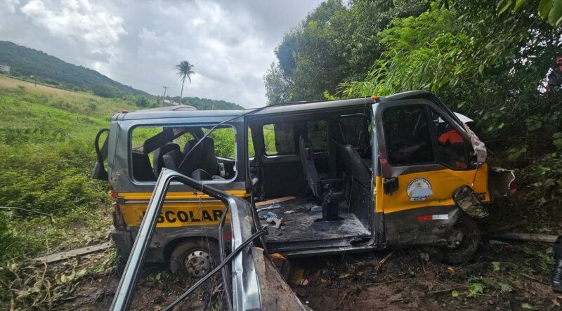 Motorista de van que seguia no sentido Recife-Interior colide com ônibus e deixa 12 pessoas feridas