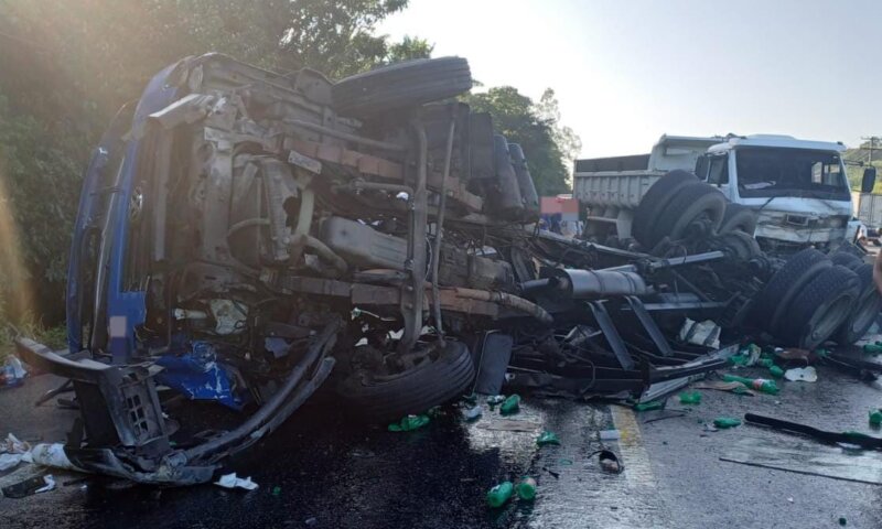 Caminhão tomba ao desviar de bois e deixa feridos presos às ferragens na BR-232
