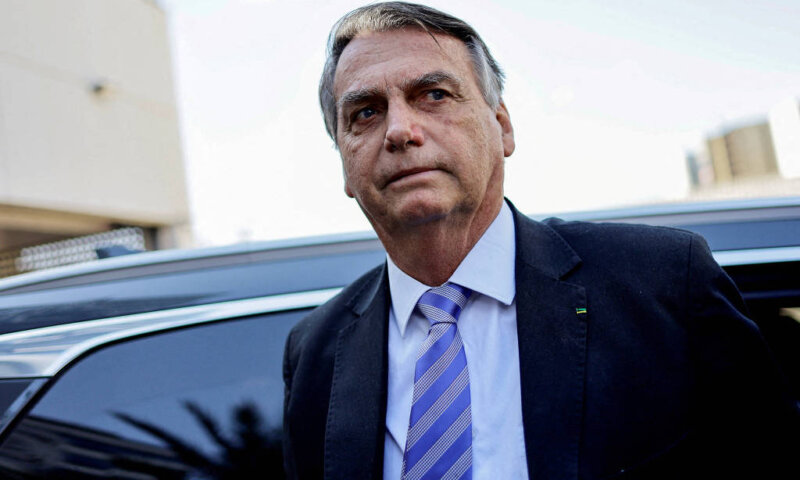 Fraude no cartão de vacina de Bolsonaro: ex-prefeito é alvo da PF