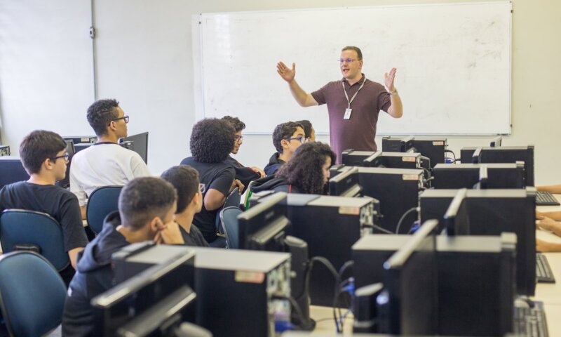 Novo Ensino Médio: Câmara aprova versão final sem espanhol e com 2,4 mil horas de carga horária básica