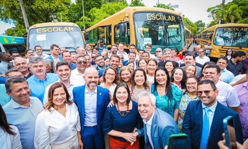 Governo de Pernambuco entrega 265 novos veículos escolares para 153 municípios