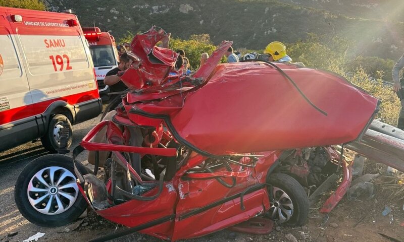 Acidente Grave destrói caminhão e carro, e todos os cinco ocupantes sobrevivem; FOTOS